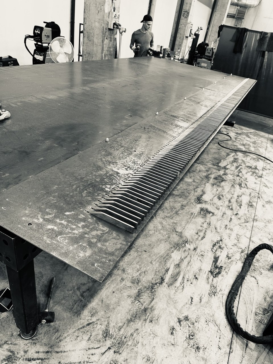 Produzione di una grande struttura metallica in officina